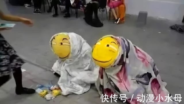 空地上|漫展上遭遇投食你知道正确的应对方法是什么吗?当面丢掉可不行哦