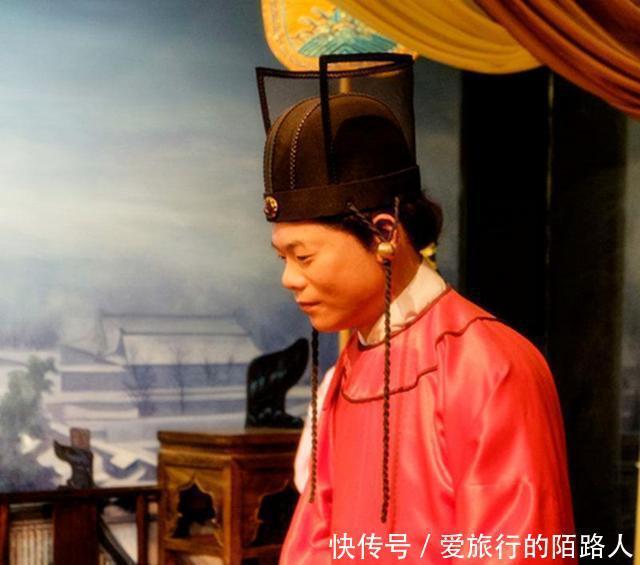 见到|溥仪出狱来到一处破庙, 庙里人见到他后 嘴里喊着万岁爷磕头不止！