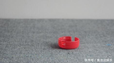 卫生间挂钩别花钱买了，只需一个瓶盖就搞定，比买来的还要实用