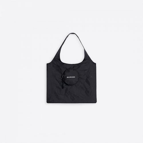 bBvlgari海蓝宝石色手袋尽显温柔，Cartier中性香水可以DIY丨是日美好事物