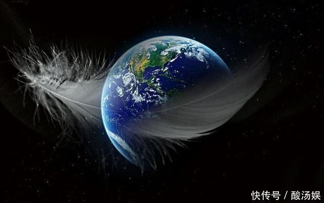 一片羽毛从太空扔下,它是会被烧毁,还是慢悠悠飘到地上