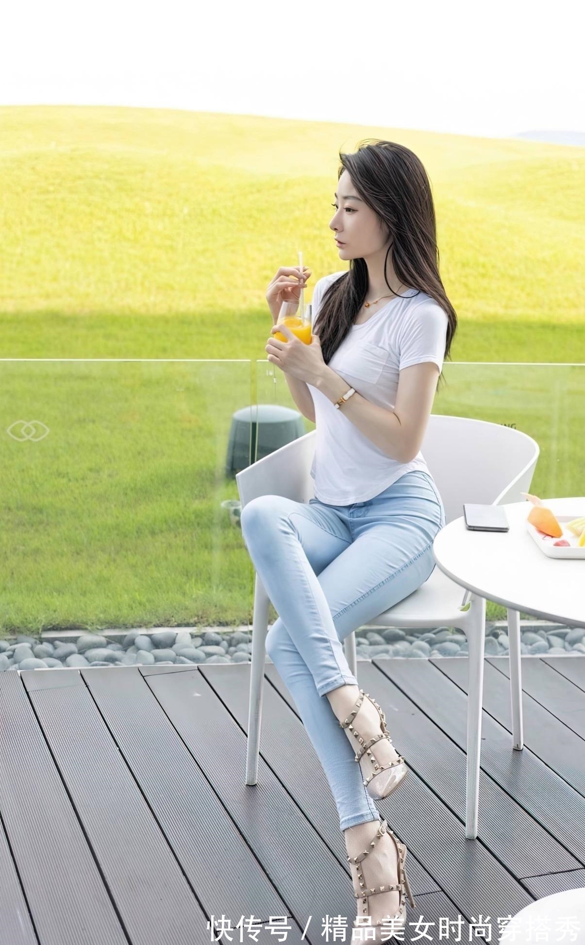 优雅 水洗白的牛仔裤干净利落,修身的款式更加的显身材,尽显优雅气质