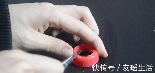 吸盘挂钩上粘个瓶盖真厉害, 一年能省下不少钱, 早点知道就好了