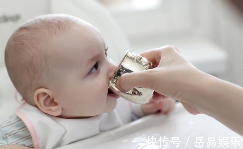 妈妈|新生儿出生后先喝奶还是水 喝错影响发育, 母乳少的妈妈别做错