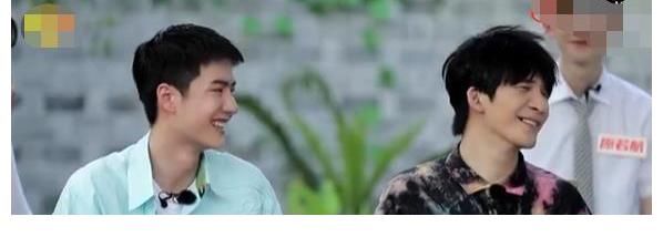 天天向上|王一博钱枫用同款水杯喝水,钱枫喝水像奥尼尔,王一博秒变小朋友