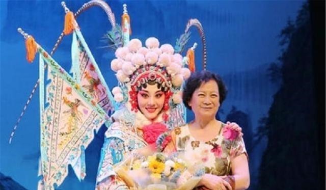 饰演|她扮演观音菩萨真假难辨,片场演员对她合掌磕头祭拜,如今已信佛