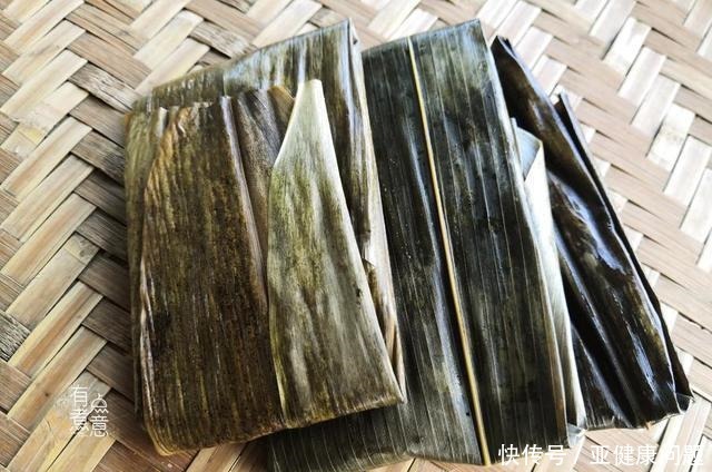 老奶奶街边卖特色小吃，2元一个，网友别说吃了，听都没听过！