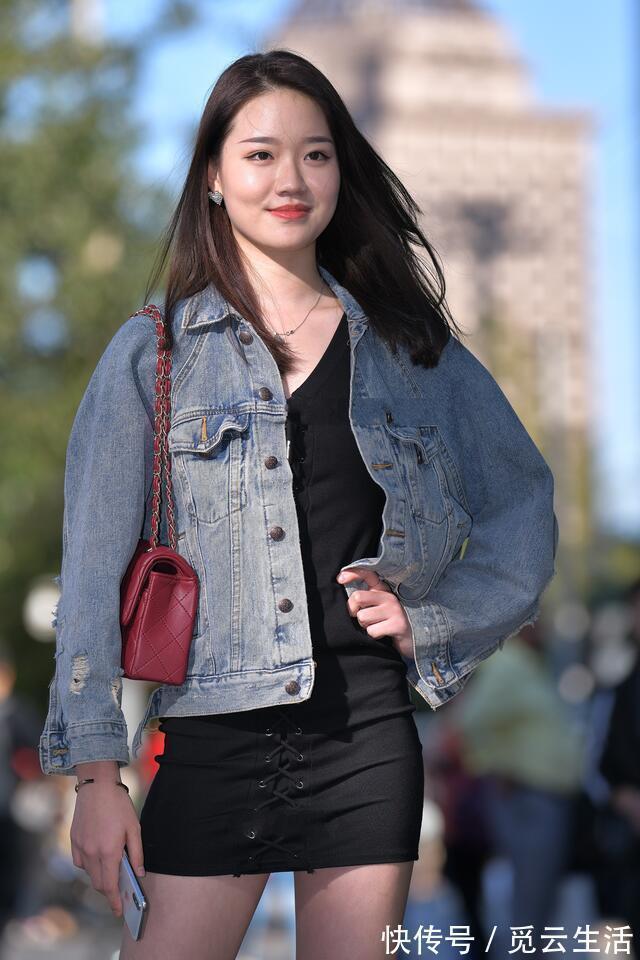 穿搭 紧身短裙与牛仔衣,搭出的是青春与魅力,减龄和时尚并行
