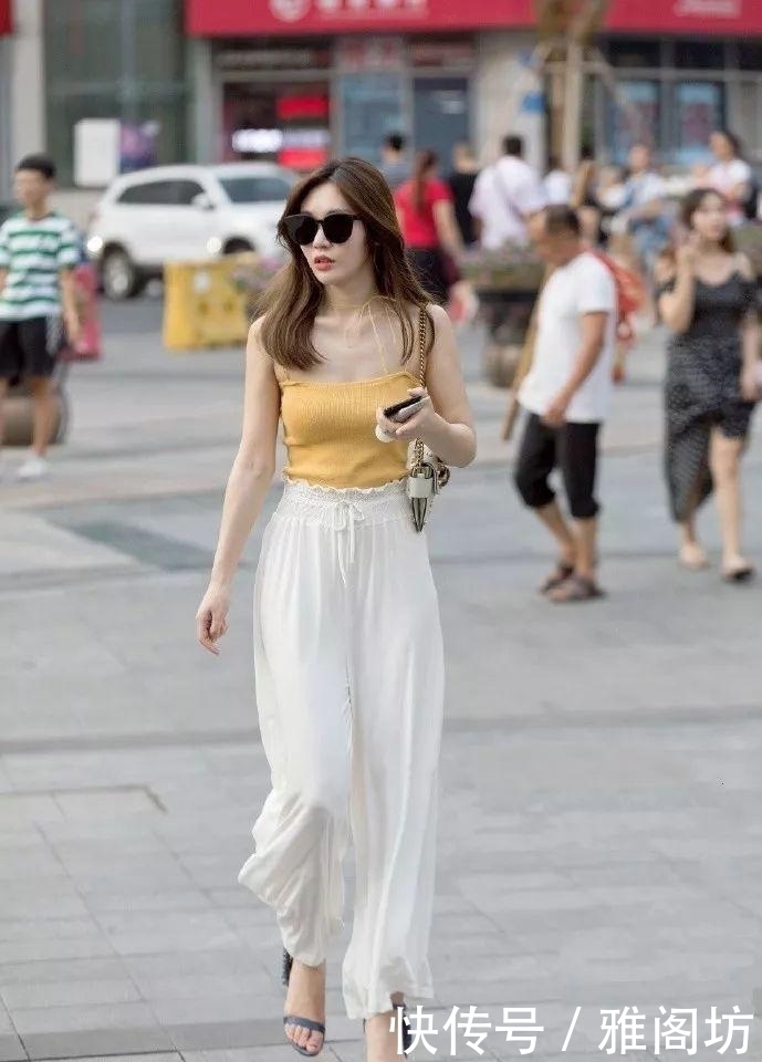 搭配了一|街拍:粉色系穿搭的小姐姐,脚踩一双看起来既可爱有有点皮的鞋子