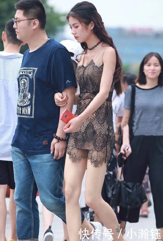 街拍：看得出来，有人给她男朋友告状了！