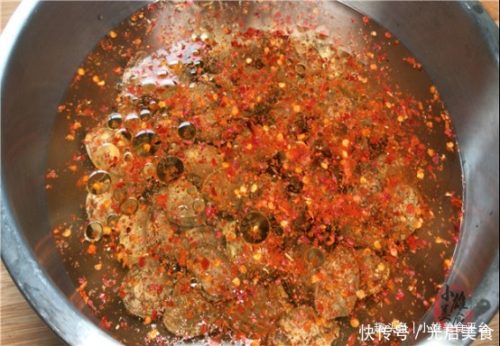 今天才知道，洗花蛤不能只加盐，老渔民用它泡一泡，花蛤狂吐沙