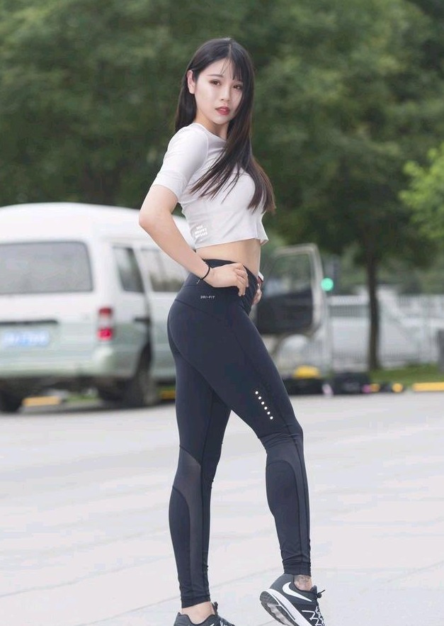 姜黄色 多肉女生就穿打底裤，“收胯提臀”尽显腰身，修饰身材，展现自己