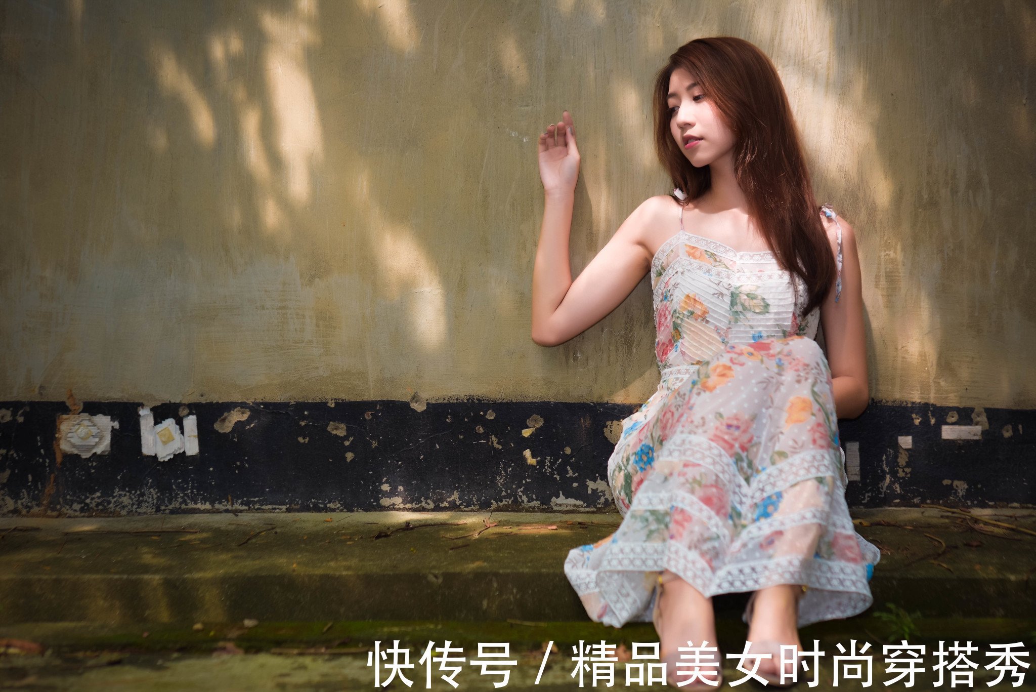 蕾丝|印花吊带裙搭配高跟鞋,清新淡雅又不失甜美