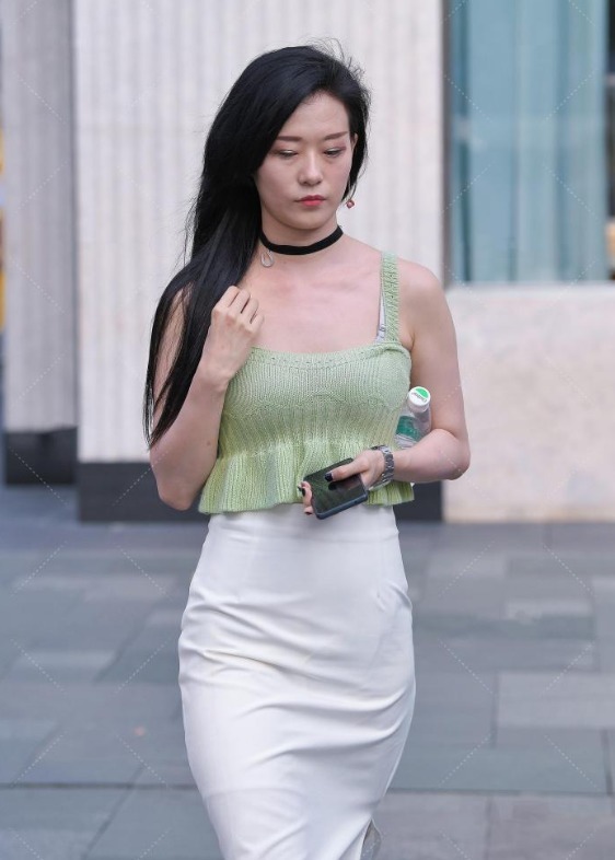 时尚|小姐姐穿搭真时髦, 裹身裙配直男最讨厌的“绿色”, 散发出贵妇气质!