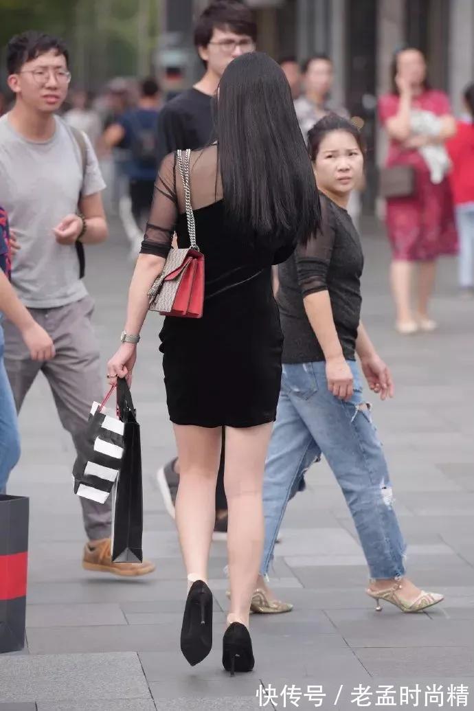 黑裙 街拍:穿黑裙的成熟美女,身材还好,就是心情有点不好