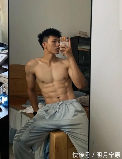 健身|拥有八块腹肌人鱼线的体育生,网友:不争气的眼泪从嘴角流了下来