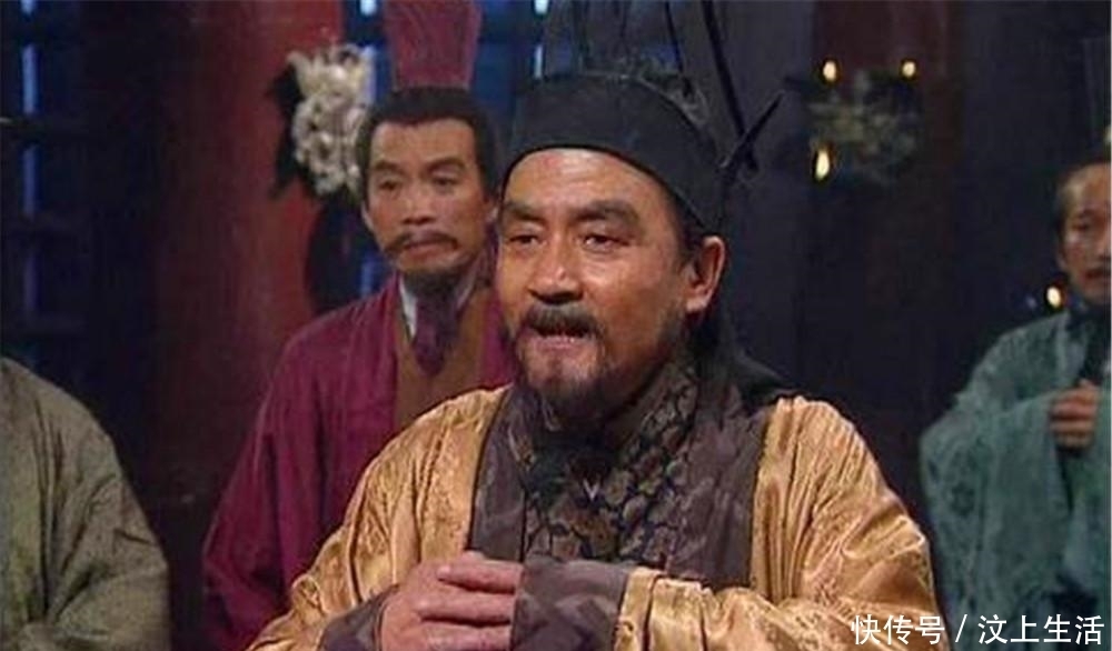 孙策|孙策的托孤大臣张昭，为何在赤壁之战前，要力主孙权向曹操投降呢