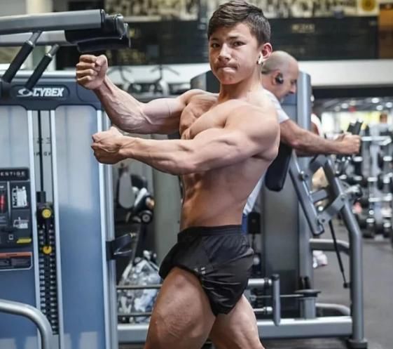 锻炼|8岁健身锻炼肌肉,15岁成为全球健美冠军的少年,现在这身高亮了