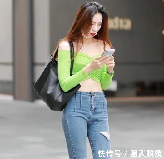 紧身牛仔裤 绿色露肩上衣搭配紧身牛仔裤,既显身材又显气质,清爽唯美有活力