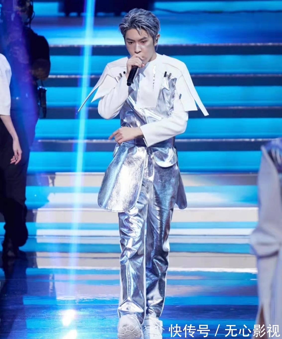 双十一狂欢晚会众星云集,易烊千玺造型流浪歌王,张杰新歌百听不腻