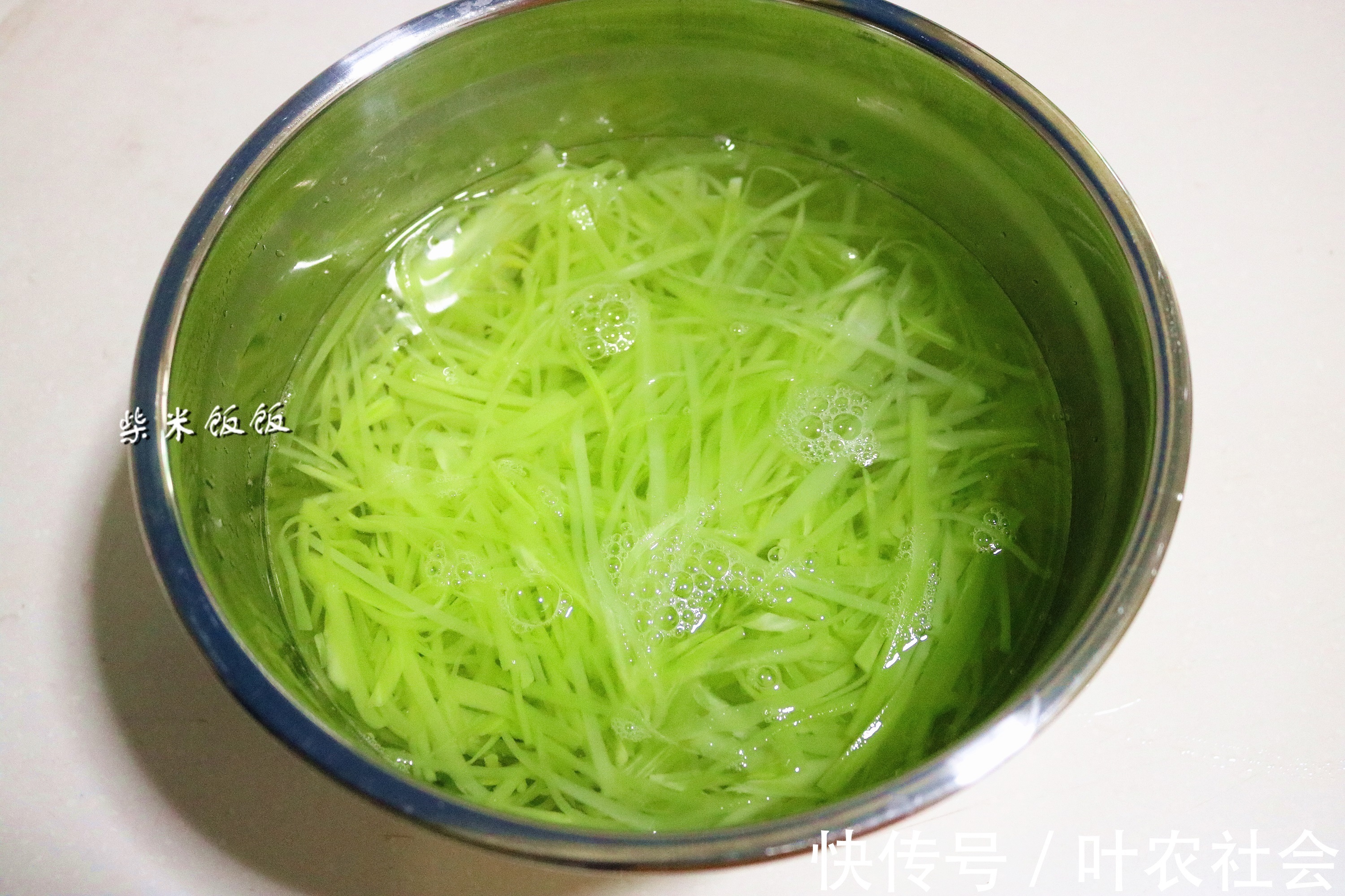 凉拌|莴笋凉拌,到底要不要焯水试过之后才知道,这样做更好吃