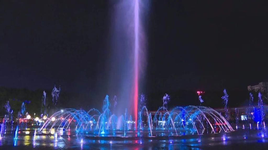 丰顺:看花团锦簇 赏喷泉灯光 群众喜庆热闹过新年