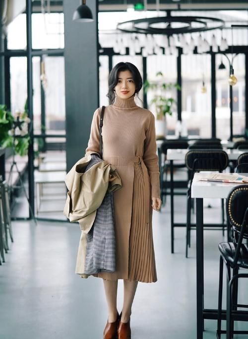 又被三木的早春穿搭圈粉了，“风衣＋裙子”优雅又洋气，值得参考