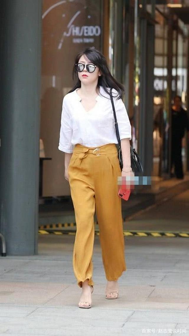 白色连衣裙简洁,有设计感,展现淑女风范