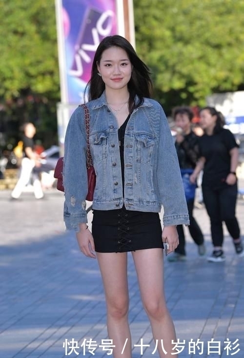 黑色连衣裙加小白鞋,搭配一件牛仔外衣,显得潇洒自若