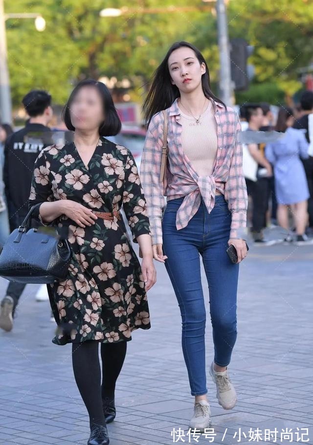 复古风|格子衬衣、牛仔裤,这样的穿搭虽然很复古,但是也很亮眼