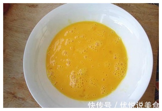 3个鸡蛋2勺牛奶,等于5分钟搞定的营养早餐,味道不比饼差