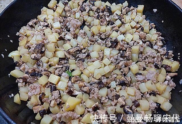 土豆和它一起炒，比炒土豆丝好吃，全家都爱吃，太香了