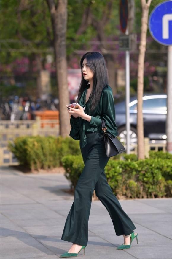 真丝|谁能撑起一身绿色搭配的美,不得不赞美年轻女生的自信与魅力