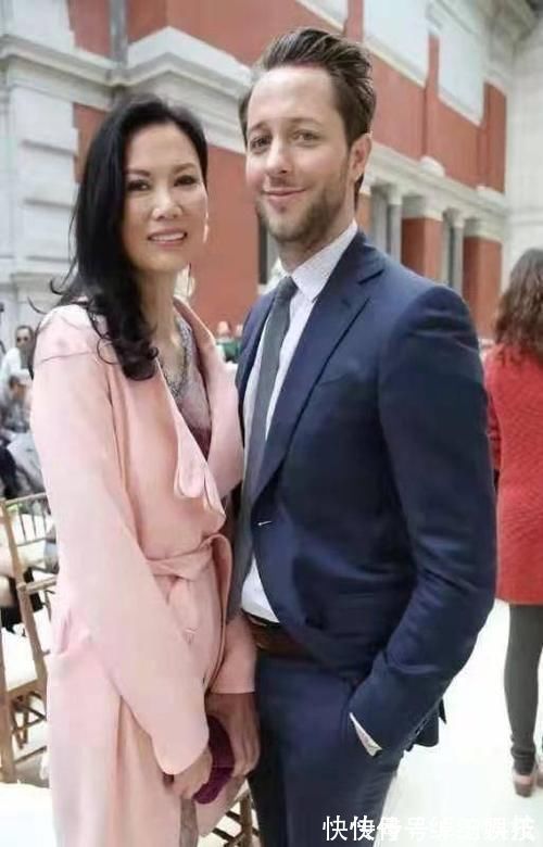 穿搭 邓文迪这次穿搭太成功,浅粉大衣内搭碎花裙,显白显瘦哪像52岁