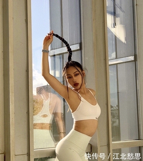 锻炼|自己健身就算了,还拉上外国男友健身房秀恩爱,网友:狗粮吃饱了