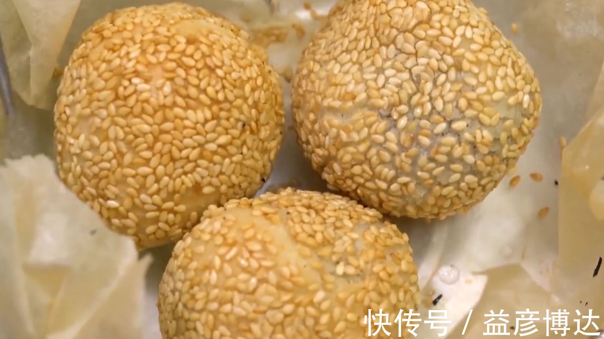 偷偷告诉你炸麻团的技巧,个个空心又香又脆,出锅全家抢着吃