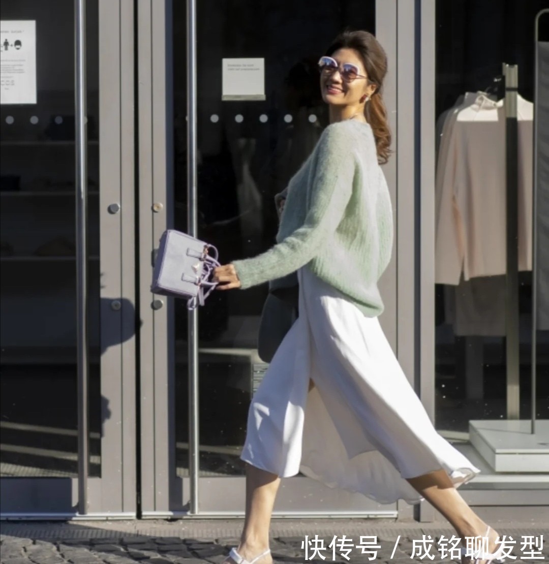 紧身裤 这才是适合50+女性的打扮!简单时尚不扮嫩,优雅老去才是自然