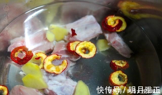 焯水|炖排骨时,有人焯水有人浸泡,方法错了,排骨肉质柴,不香也不鲜