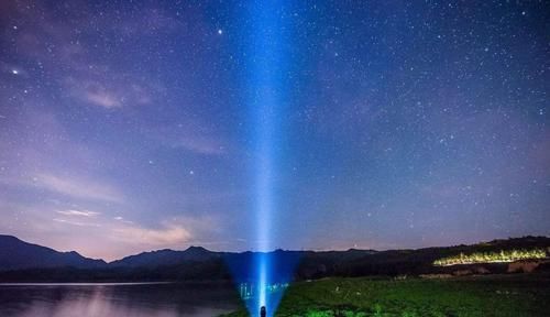 牛顿 打开手电筒1秒后立即关闭,发出的光能照射到宇宙边缘吗