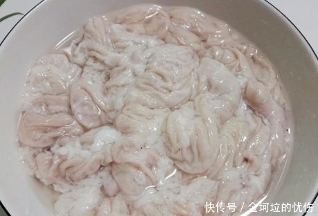 大厨|清洗猪大肠,不加盐不用醋,大厨教我1招,轻松去腥臭,无异味