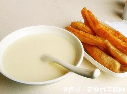 豆浆|打豆浆时，黄豆泡好别直接打，多加这一步，豆浆才会更加香浓丝滑！