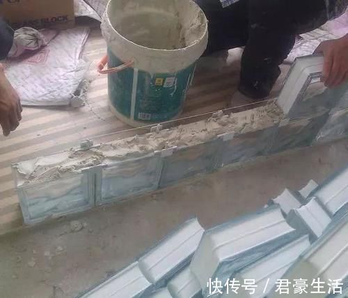 隔断|头一次见用玻璃砖砌隔断,没想到这么好看,师傅说小户型用这最好