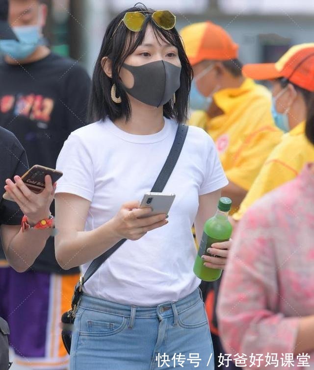 短袖 简约牛仔裤搭配白色短袖,个性十足,给您低调日常的时尚感!