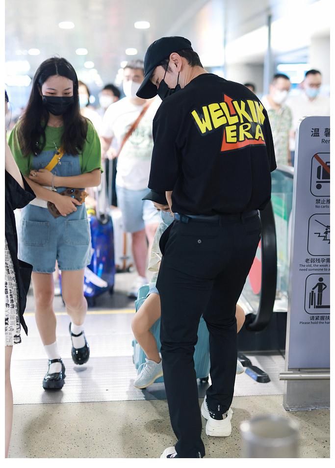 海绵|黄晓明带儿子回青岛看家人,angelababy依然缺席,婚姻状态是个谜