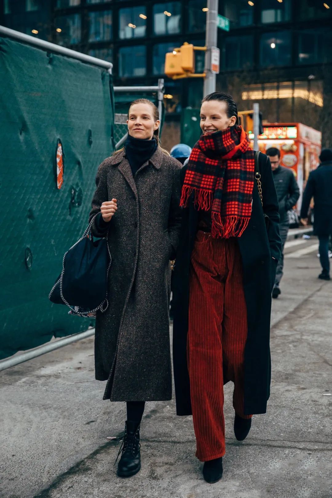 instyle|今年冬天买了一条围巾，解决了一柜子“普通”的衣服