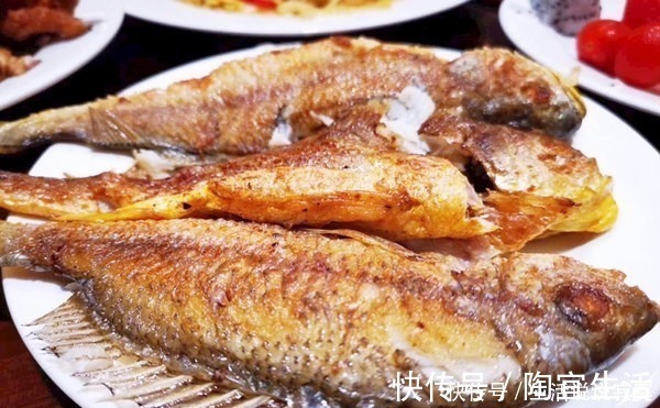 老少皆宜|煎鱼时，直接下锅就“废”了，在鱼身上抹点“它”，不粘锅不溅油