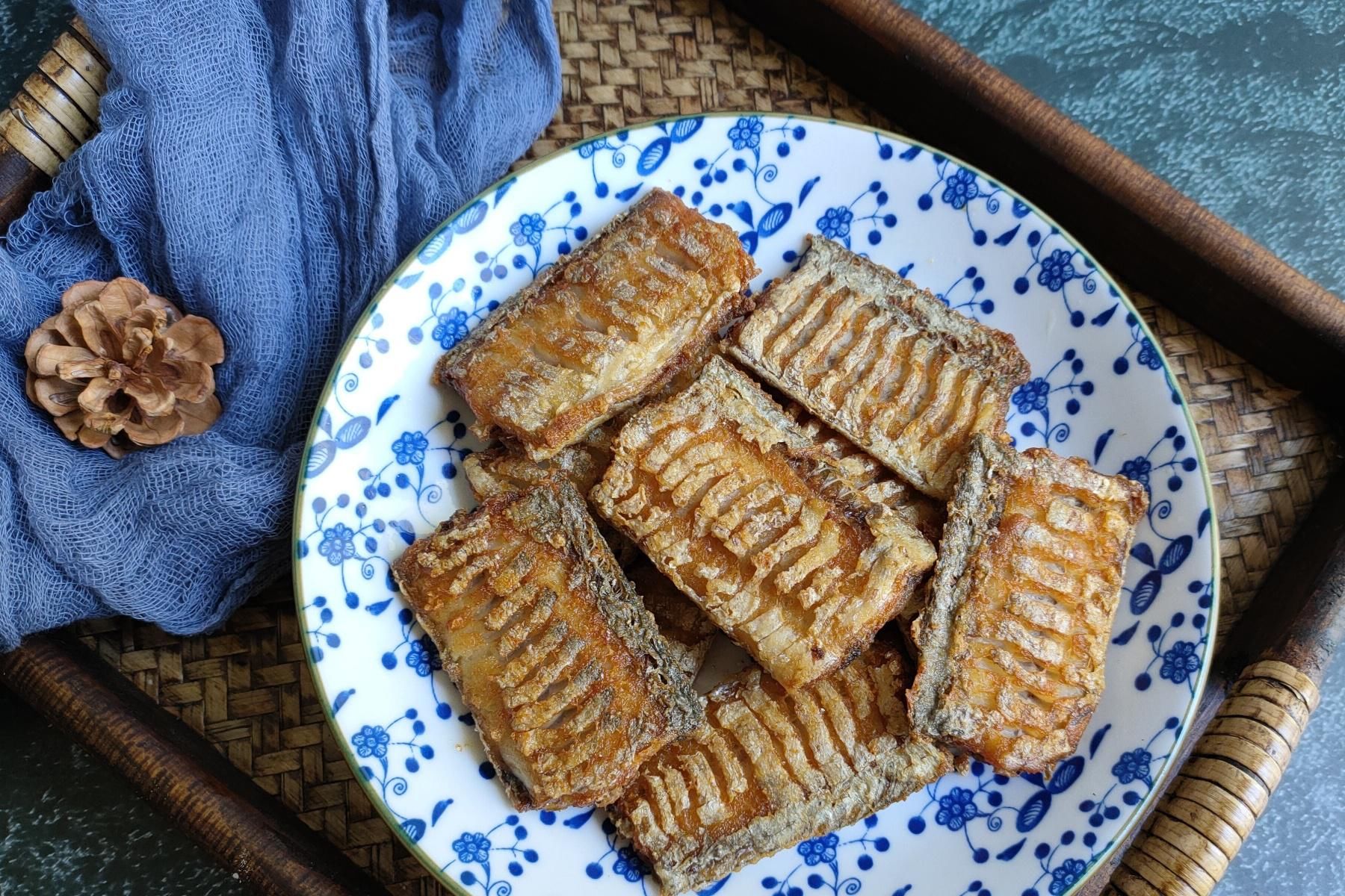 海鱼|煎带鱼，万万不要直接下锅煎，多加一步，带鱼外酥里嫩不破皮