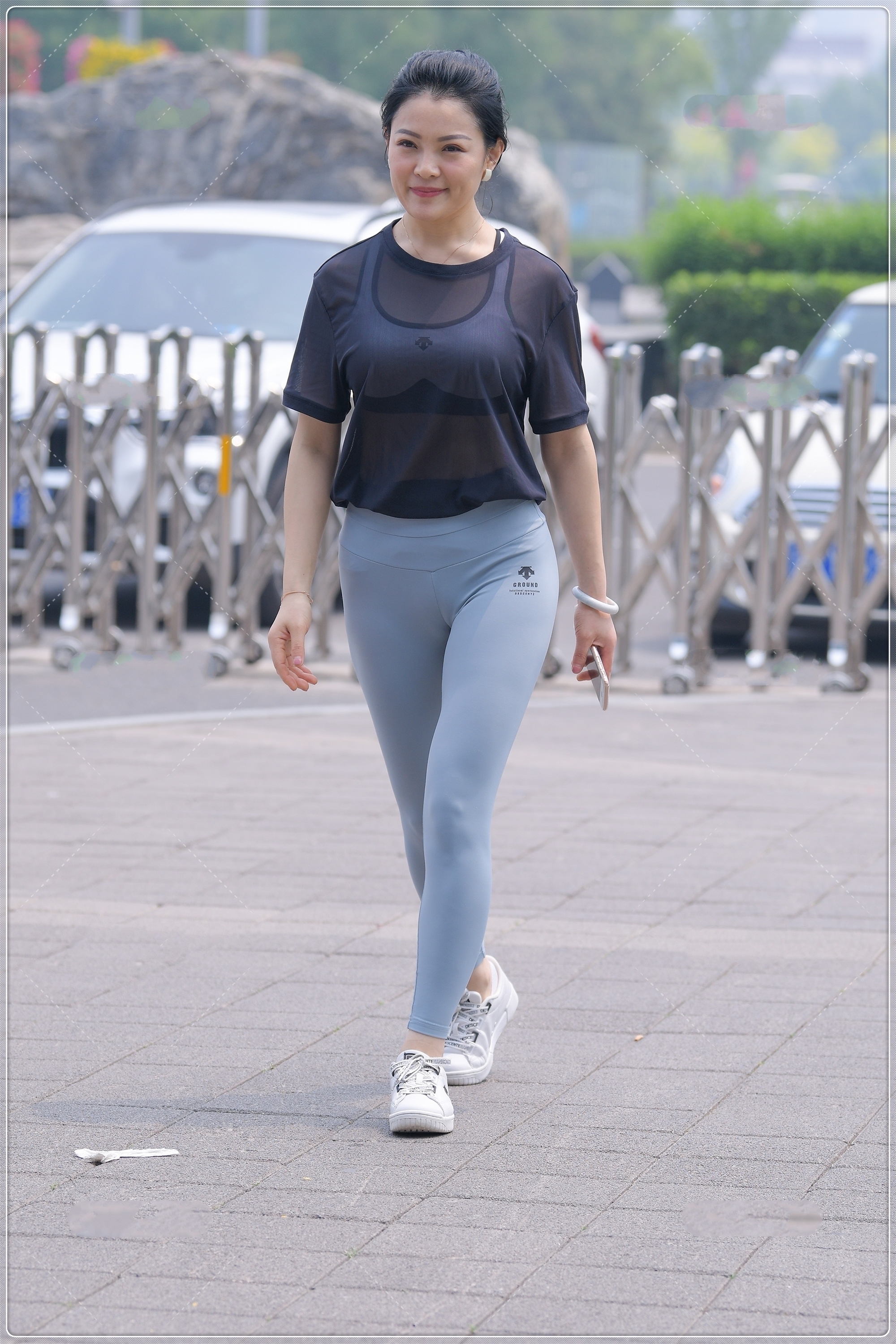 小白鞋 黑色透明清爽上衣,搭配运动套装,显白显年轻