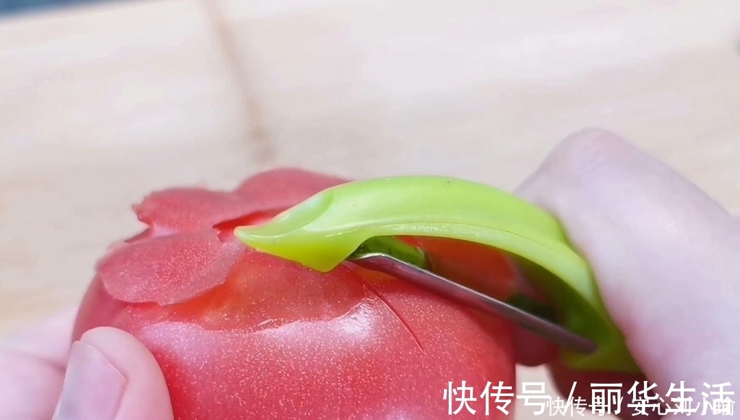 今天才发现，给西红柿去皮原来这么简单，不需要开水烫