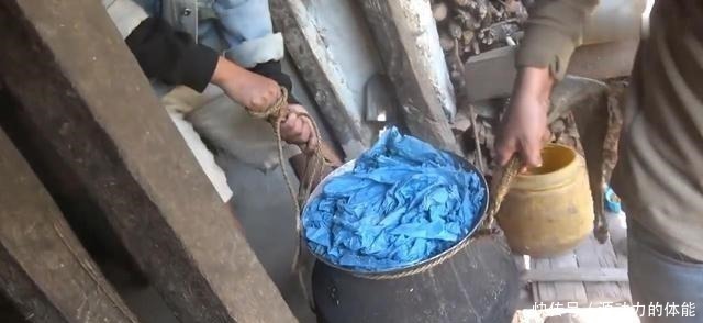 一个菜|尼泊尔农村酒席，非常简单，正餐只有一个菜，零食吃鸡肉